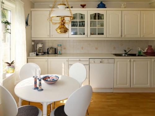 Virtuvė arba virtuvėlė apgyvendinimo įstaigoje Holiday Home Kvamsvika - FJS560 by Interhome