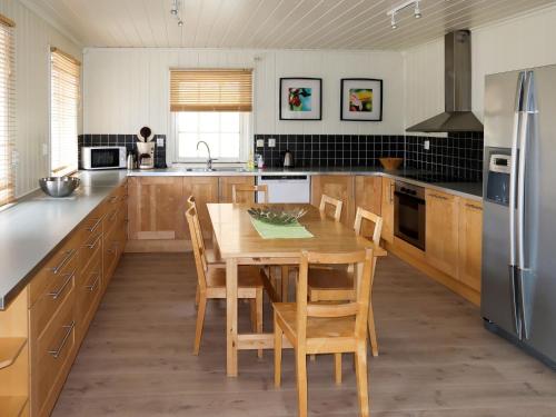 Kuhinja ili čajna kuhinja u objektu Holiday Home Odin - FJS608 by Interhome
