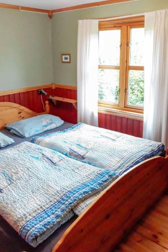 En eller flere senge i et værelse på Chalet Eggum by Interhome
