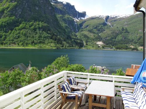 balcone con vista sul lago e sulle montagne. di Holiday Home Indresfjord - FJS615 by Interhome ad Åse