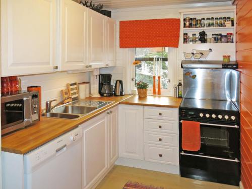 Köök või kööginurk majutusasutuses Chalet Karlbu - SOW098 by Interhome