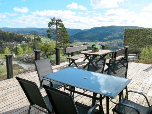 un tavolo e sedie su una terrazza con montagne sullo sfondo di Holiday Home Lislebu - SOW115 by Interhome a Fossdal