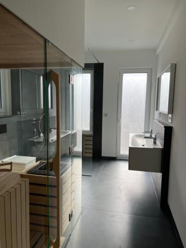 uma grande casa de banho com um lavatório e um espelho em Allee Hotel em Karlsruhe