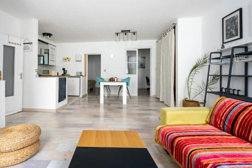 un salon avec un canapé et une table dans l'établissement Pladicarno, à La Ciotat