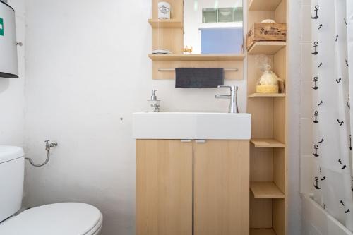 une salle de bain avec un lavabo et des toilettes dans l'établissement Pladicarno, à La Ciotat