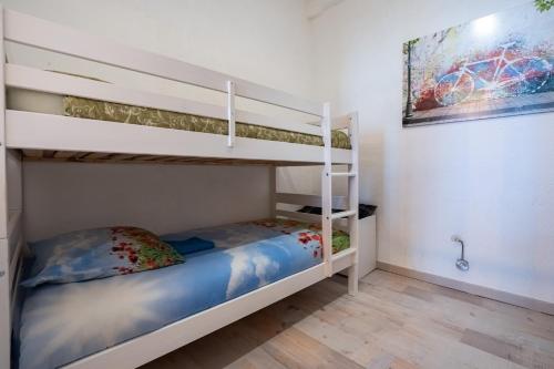 - une chambre avec des lits superposés dans l'établissement Pladicarno, à La Ciotat