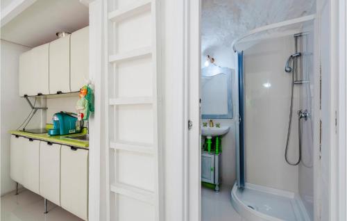 ein Bad mit einer Dusche und einem Waschbecken in der Unterkunft Pet Friendly Apartment In Sanremo With Kitchen in Sanremo