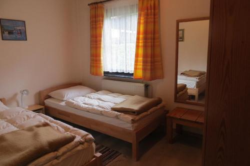 una piccola camera con due letti e uno specchio di Ferienhaus Petra a Regen