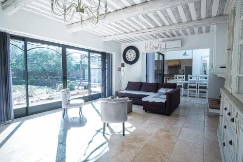 un salon avec un canapé et une table dans l'établissement Gîte tout confort - jardin et piscine chauffée, à Lagnes