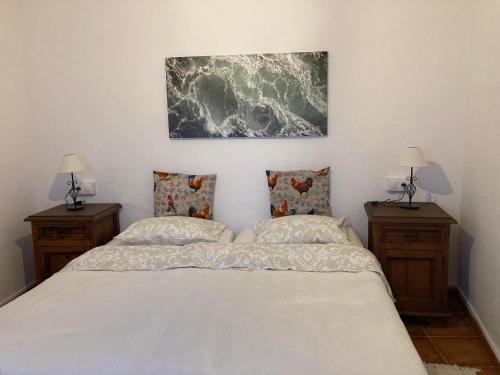 a bedroom with two twin beds and two lamps at Casa Linda in Guaro