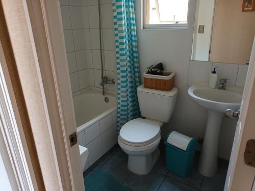 uma casa de banho com um WC e um lavatório em hospedaje en departamento compartido em Valparaíso