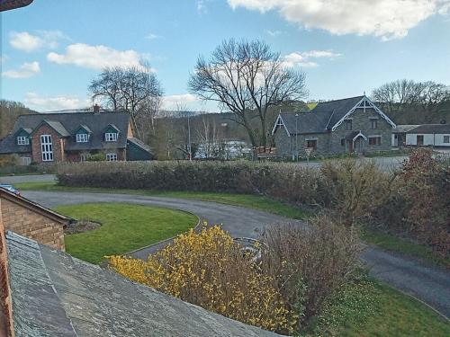 una vista de una casa desde el techo de una casa en Swn Y Gwy ~ The Sound of the Wye, en Brecon