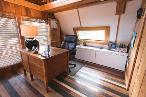 an office with a desk and a chair in a room at Au Sommet du Fjord in Sacré-Coeur-Saguenay