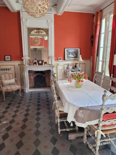 une salle à manger avec une table et une cheminée dans l'établissement La Sorga de Vida, à Quarante