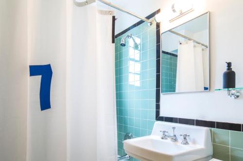 bagno con lavandino e specchio di Freehand Miami a Miami Beach