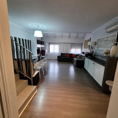 uma ampla sala de estar com uma cozinha e uma sala de estar em Matilla Place em Baeza