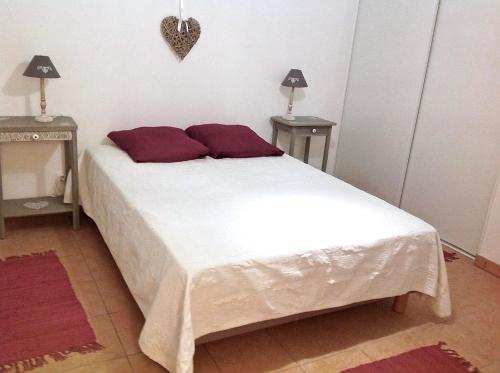 1 dormitorio con 1 cama blanca grande y 2 mesitas de noche en Helvétia, en Thonon-les-Bains