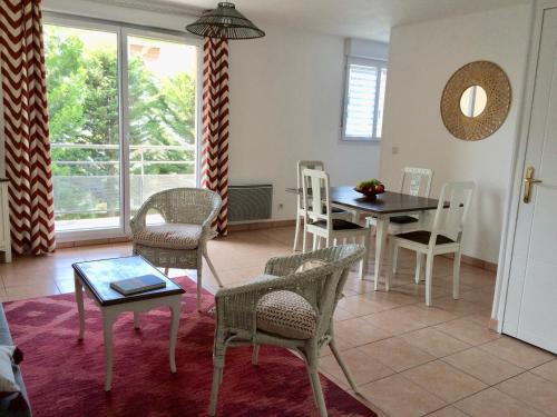 sala de estar con mesa y sillas en Helvétia, en Thonon-les-Bains
