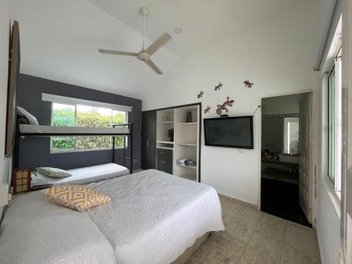 1 dormitorio con 1 cama y ventilador de techo en Casa en Girardot, en Ricaurte