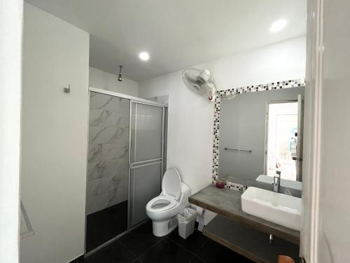 a bathroom with a toilet and a sink and a shower at Casa en Girardot in Ricaurte