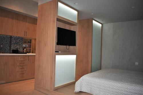 una camera con letto e TV a schermo piatto di Saxon's Apartment a Chania