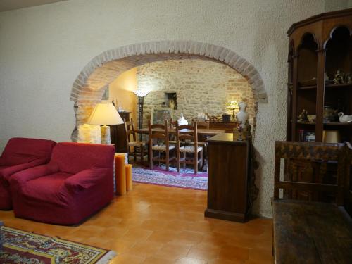 un soggiorno con divano rosso e una sala da pranzo di Il Ducato a Cortona