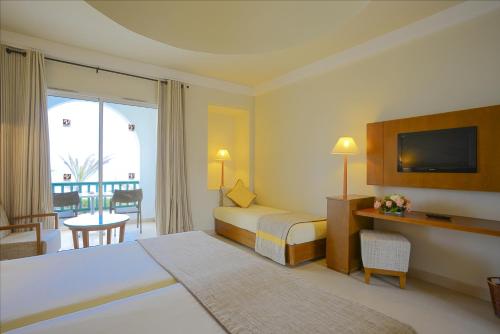 Ένα ή περισσότερα κρεβάτια σε δωμάτιο στο Vincci Helios Beach