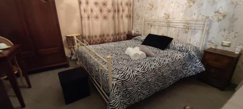 シラクーサにあるLa casa di Benedettaのベッドルーム1室(ベッド1台、動物2匹の詰め物付)