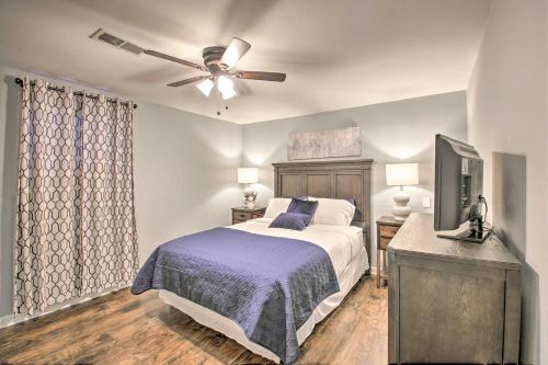 1 dormitorio con 1 cama y ventilador de techo en Updated Hot Springs Home about 6 Mi to Natl Park, en Hot Springs