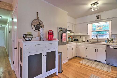 Una cocina o zona de cocina en Fire Pit and Game Room Family Home in Marshall