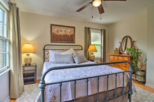 um quarto com uma cama e uma ventoinha de tecto em Updated Marshall Home with Fire Pit and Game Room! em Marshall