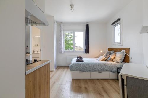 Säng eller sängar i ett rum på SWEET HOMES Angouleme - Parking facile et gratuit