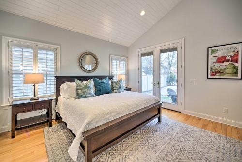 Un pat sau paturi într-o cameră la Stunning House with Deck, Game Room and Home Gym!