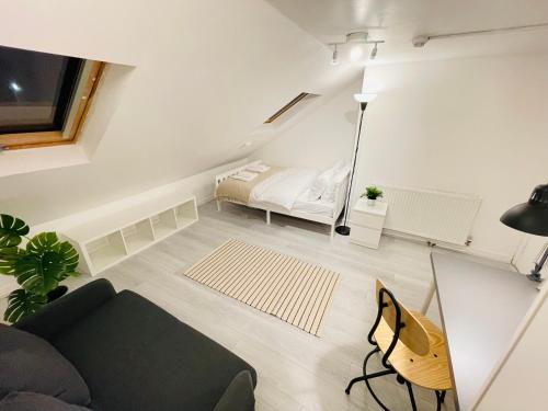 een woonkamer met een bed en een bank bij Leytonstone House - SleepyLodge in Londen