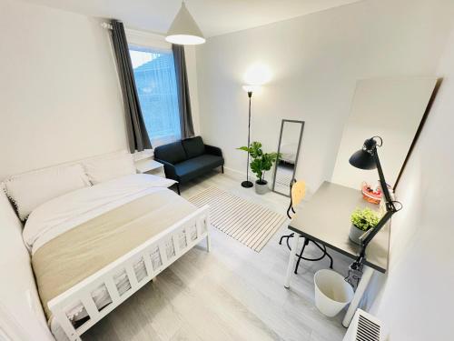 Postel nebo postele na pokoji v ubytování Leytonstone House - SleepyLodge