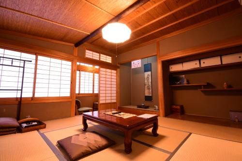 a living room with a table in a room at 高野山 宿坊 龍泉院 -Koyasan Shukubo Ryusenin- in Koyasan