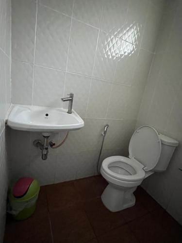 Ванная комната в กรีนเกสท์เฮ้าส์ พนัสนิคม