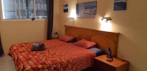 エル・メダノにあるEl Medanoのベッドルーム1室(赤い掛け布団付きのベッド1台付)