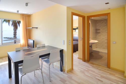 A seating area at Ornis Apartments Platja
