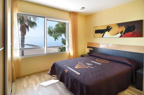 A bed or beds in a room at Ornis Apartments Platja