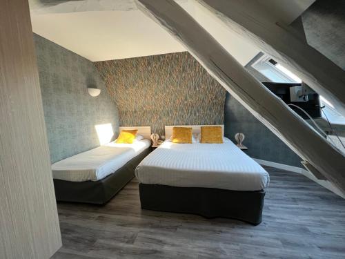 Ліжко або ліжка в номері Hôtel De Troyes