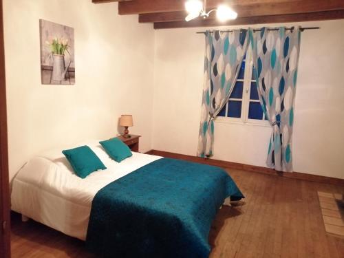 um quarto com uma cama e uma janela em Villa Lélou em Les Mignots