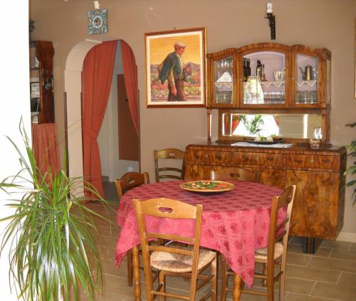 comedor con mesa y mantel rojo en La Regina di Adrano, en Sambuca di Sicilia