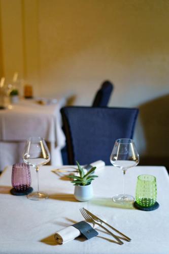 a table with two wine glasses and a napkin at Hotel Patria in Pistoia