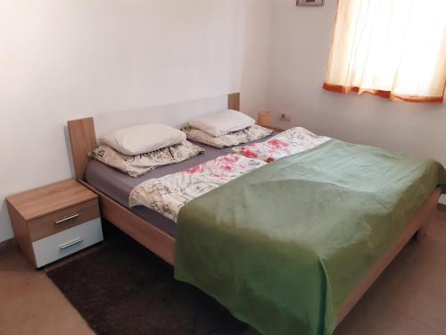 - une chambre avec 2 lits et une table de nuit dans l'établissement LAVE II cozy house, à Ližnjan