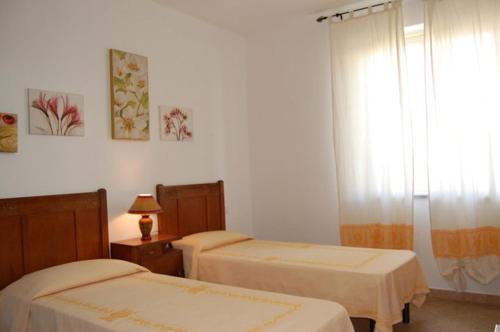 Pokój z 2 łóżkami i oknem w obiekcie C'e Posto Per Te w mieście SantʼAntìoco