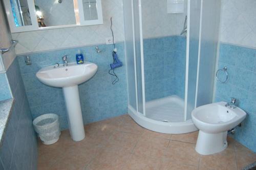 W łazience znajduje się umywalka, prysznic i toaleta. w obiekcie C'e Posto Per Te w mieście SantʼAntìoco