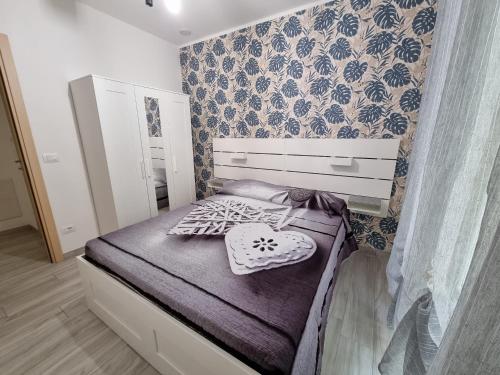 sypialnia z łóżkiem z poduszką na sercu w obiekcie BLhouse w Turynie