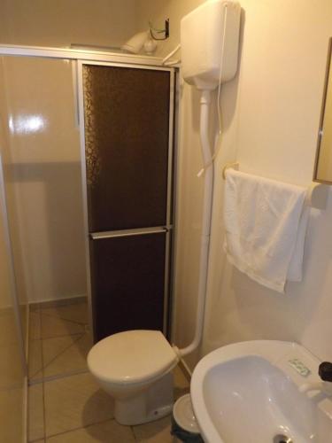 Bilik mandi di Hotel Schreiber