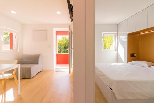 Giường trong phòng chung tại Red House Douro River Marina